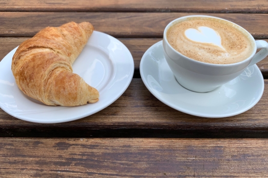 croissant og tyrkisk kaffe