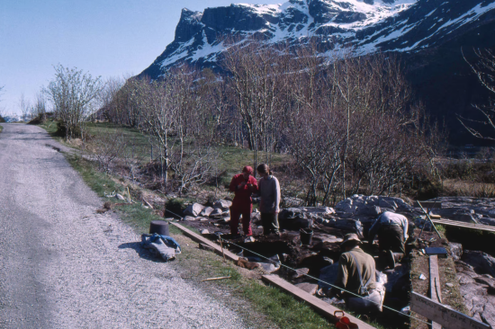 Bilde av utgraving i Skatestraumen våren 1994 med Hornelen i bakgrunnen.