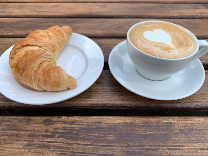 croissant og tyrkisk kaffe